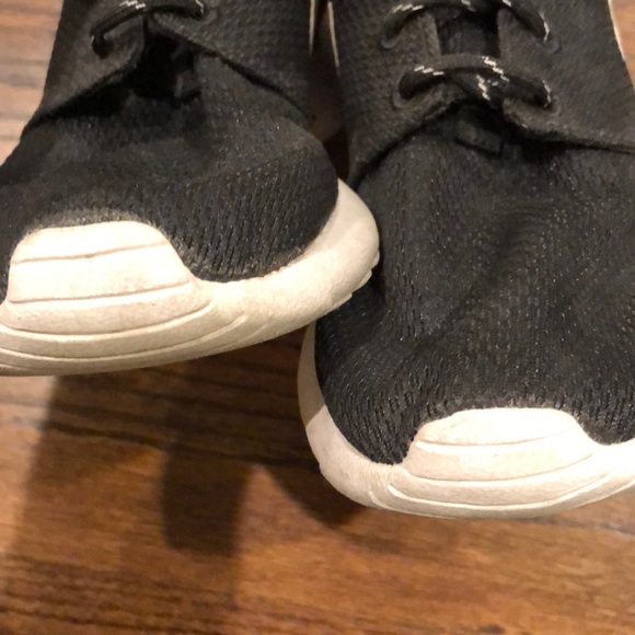 Nike black Roshe Run with silver swoosh - Picture 8 of 9